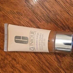 Clinique Moisture Surge Broad Spectrum SPF 25 Cream BNWT Universal Deep Make Up